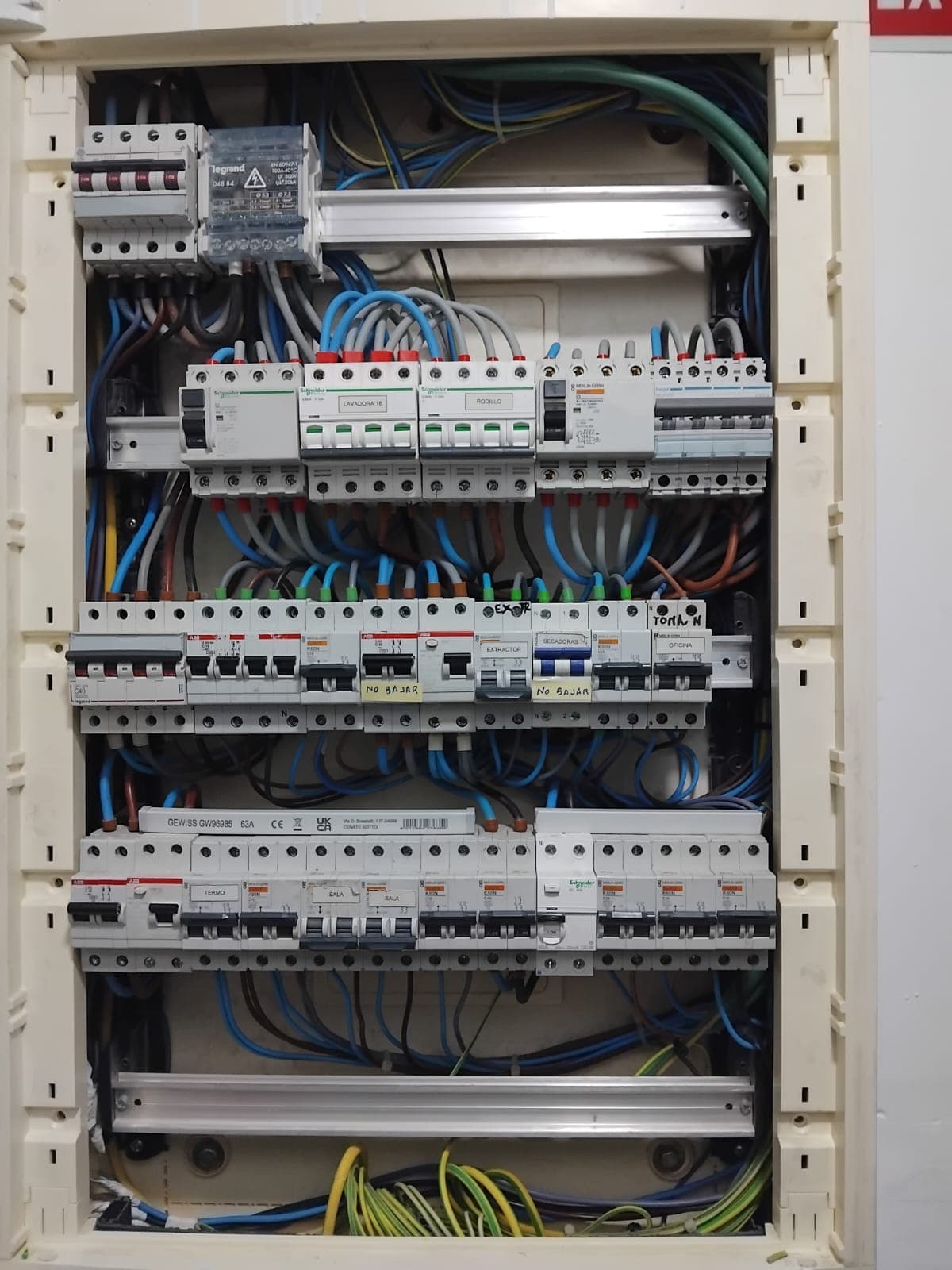 Cuadro eléctrico con magnetotérmicos
