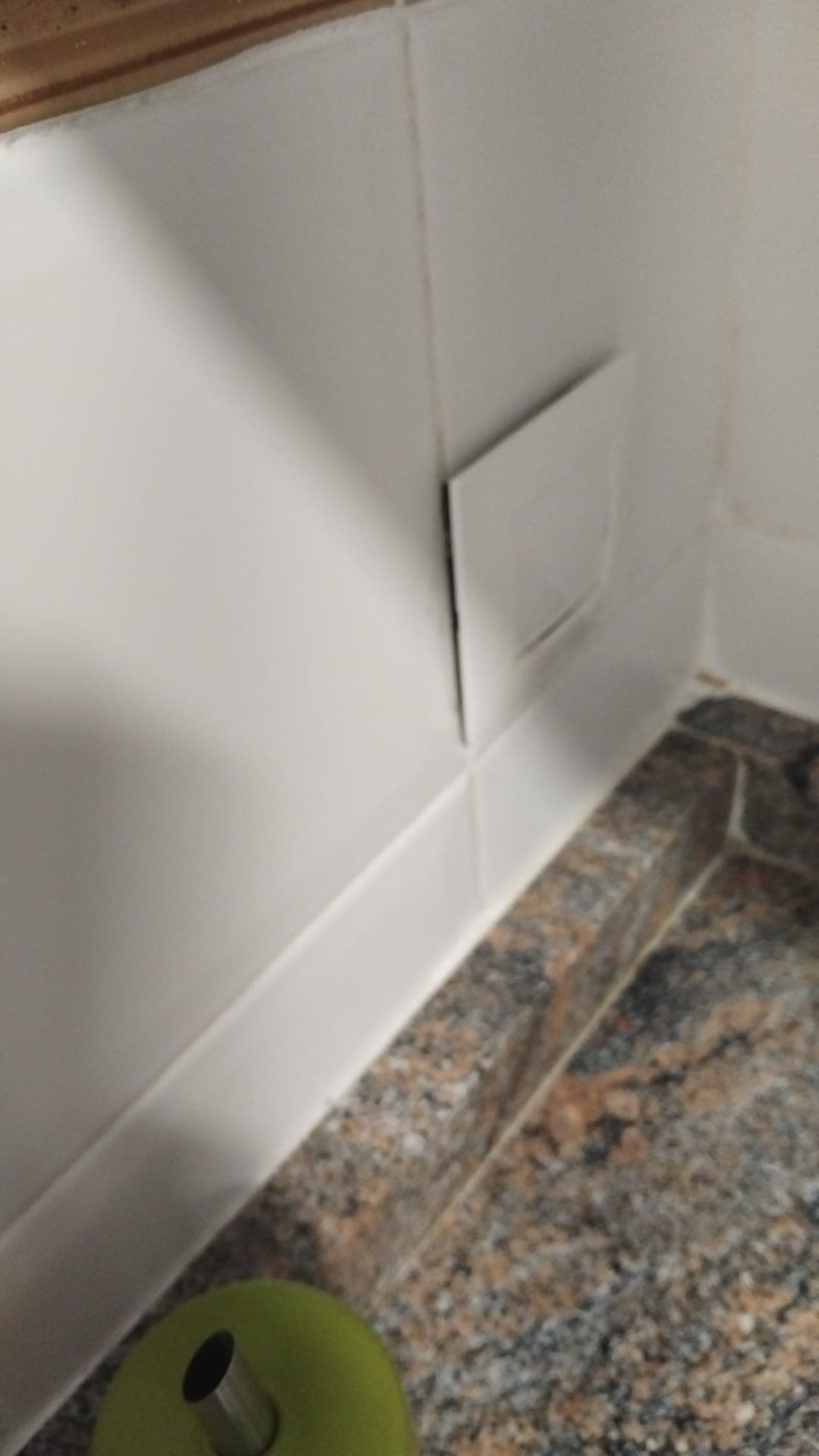 Enchufe nuevo instalado sobre azulejo