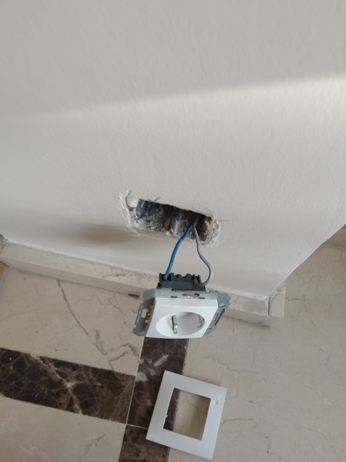 Instalación de enchufe empotrado