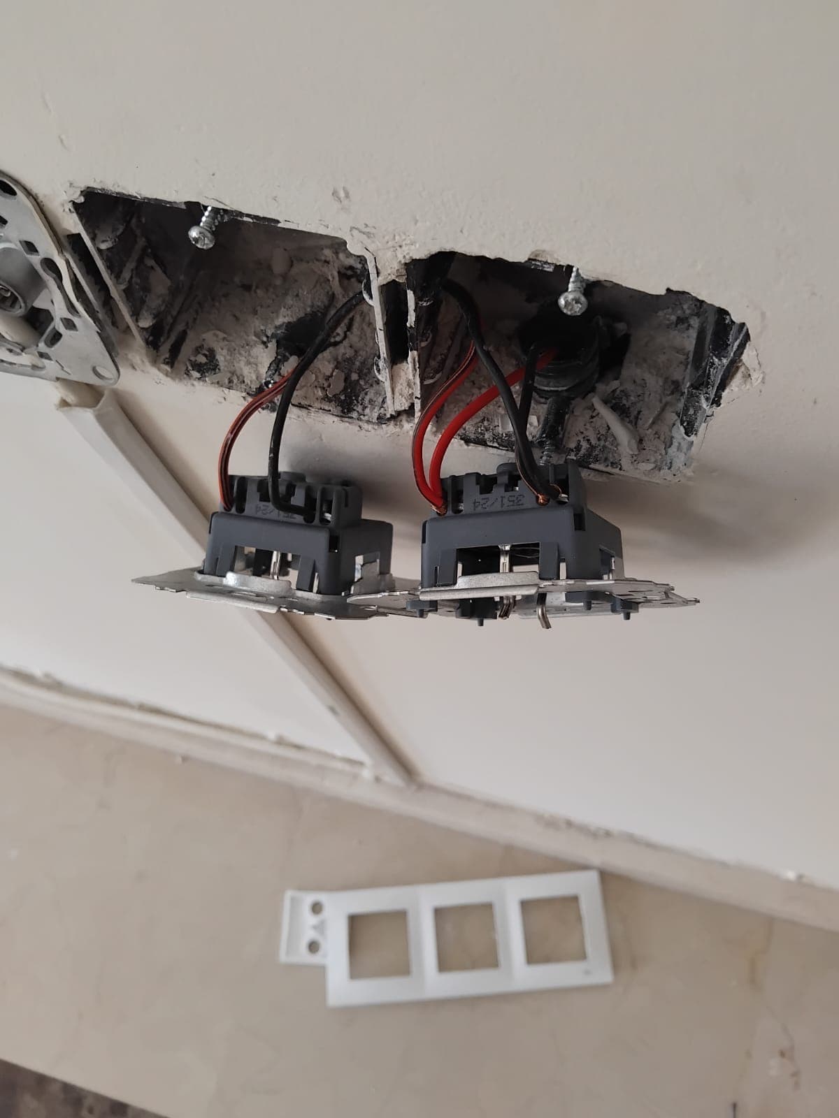 Instalación de mecanismos e interruptores